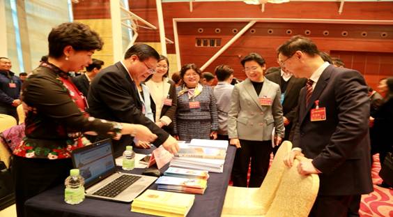 圖為市統(tǒng)計(jì)局工作人員為人大代表、政協(xié)委員做現(xiàn)場咨詢服務(wù)