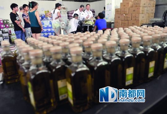 倉庫內正非法加工進口橄欖油，廣州市食藥監局執法人員上門查處。