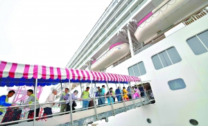 游客在南沙碼頭登上郵輪。