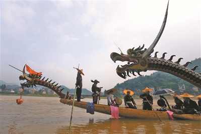 造型各異的龍舟