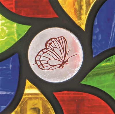 九扇“蝶戀花”方斗組合。八片水滴狀的花瓣各鑲嵌綠、紅、金、藍四色玻璃,四角伴以鏤空木紋蝴蝶裝飾。花瓣呈順時針方向旋轉。四色花瓣分別對應春綠、夏紅、金秋、冬藍,代表著四季更替。