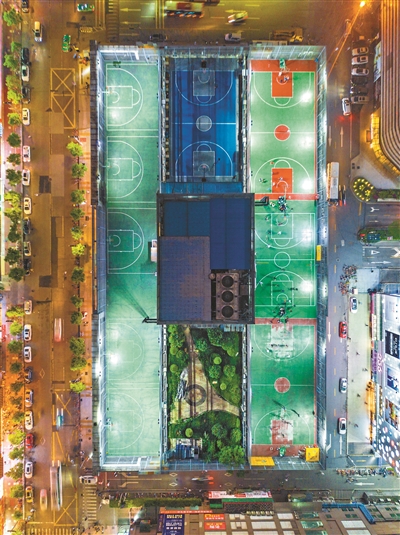 宏發廣場樓頂球場燈火通明。