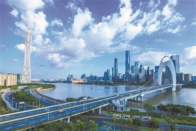 清晨，天空湛藍(lán)，映照在珠江之上，水天一色。