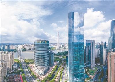 臨江大道，大樓的玻璃幕墻幾乎和藍(lán)天融為一體。