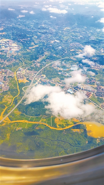 航拍廣州，白云朵朵。