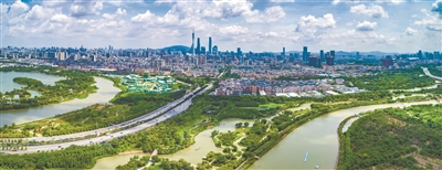 藍(lán)天映襯下，海珠濕地顯得分外翠綠。