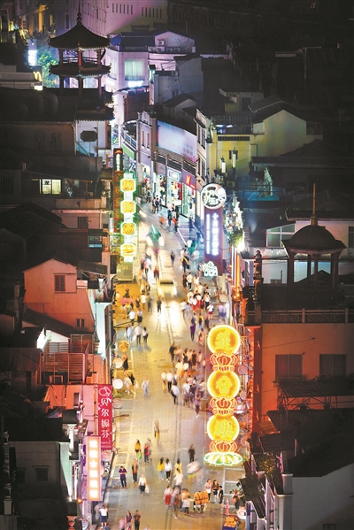 上下九路步行街燈火輝煌，人頭攢動。