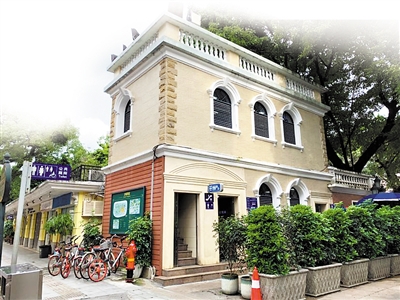 位于沙面南街的公共廁所外觀是一幢小洋樓。