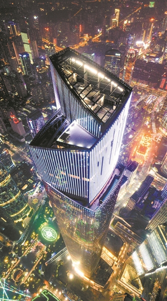 東塔高530米,地上共111層,是目前廣州第一高樓。