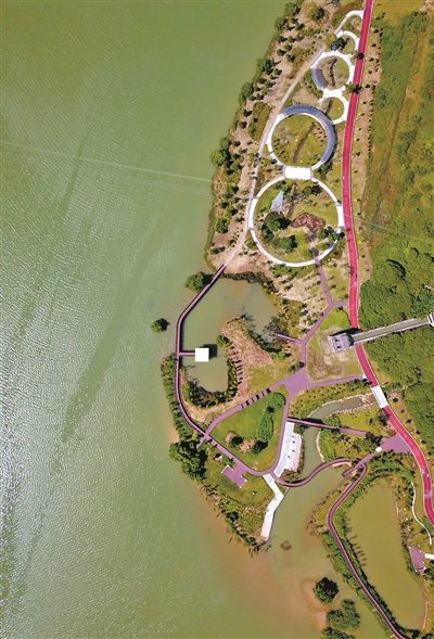 從化溫泉鎮環湖綠道，山林之綠與河水之碧交融匯合，構成一幅優美的山水畫卷。