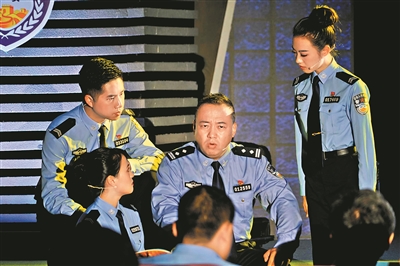 戰友講述英模故事。