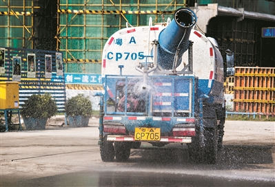 灑水車進行降塵作業