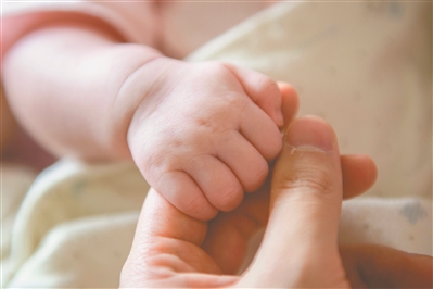 奶爸賴永新把女兒當(dāng)成了小心肝，經(jīng)常忍不住親親她。