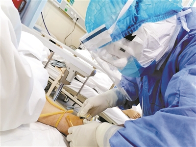 2月初，賴永新在武漢前線救治患者。