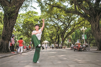 人民公園綠樹成蔭，市民經(jīng)常在此鍛煉休憩。