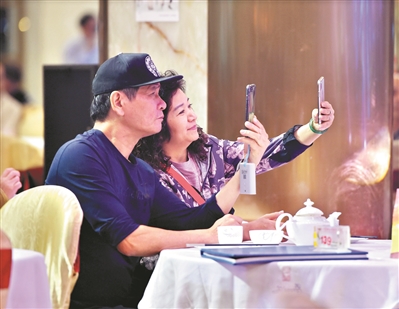 茶客欣賞表演，同時自娛自樂，就這樣，享受著夜間繽紛的時光。