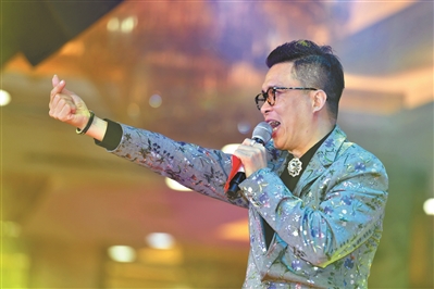 雖然是在食肆表演，但歌手的“行頭”依然很精致，絕不欺場。