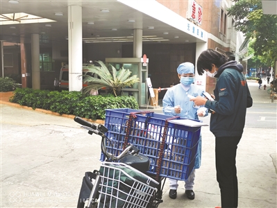 快遞小哥到醫院送物資。 快遞小哥到醫院送物資。