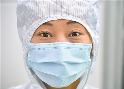 生產線上“全副武裝”的工人。