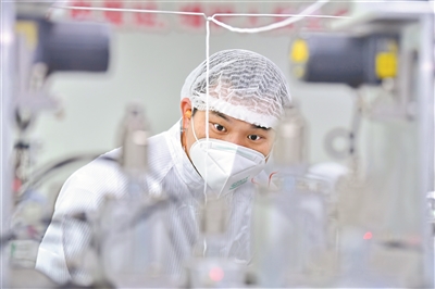 為保證量產，工程師緊盯生產線，一旦出現狀況要立馬解決。