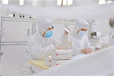 工人在口罩生產線上緊張作業。