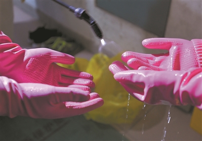 消毒完成后，工作人員對自己的雙手消毒。