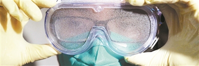  對廣州一確診病例的住處消毒后，市疾控中心工作人員的防護鏡里布滿一層厚重的霧氣。