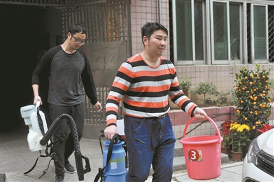 消毒完的工作人員汗流浹背，渾身濕透。