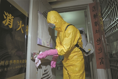 對確診病例的住處消毒，門鎖是消毒的重點，工作人員一點也不能馬虎。