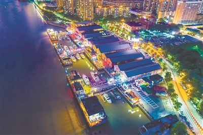 傳統(tǒng)和現(xiàn)代碰撞、歷史與現(xiàn)實(shí)交織,改造后的永慶坊已成為兼具“西關(guān)風(fēng)味”與“現(xiàn)代時(shí)髦”的代表。