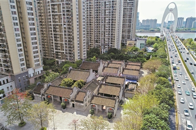 獵德村高聳的復(fù)建房與傳統(tǒng)的鑊耳屋建筑群交相輝映。