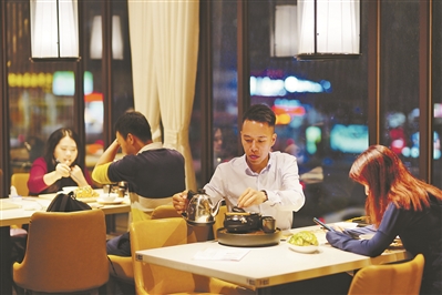 “一盅”（茶）仍是傳統主角，但夜茶的食品絕不限于“兩件”（點心）——各式菜肴是常見的配置。