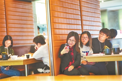 很多年輕人選擇喝夜茶談天，或者與家人歡聚，為夜茶增添了生猛鮮活的味道。