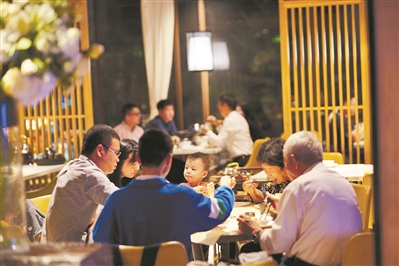 很多年輕人選擇喝夜茶談天，或者與家人歡聚，為夜茶增添了生猛鮮活的味道。