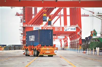 應用北斗導航系統的無人駕駛IGV車，穿梭在廣州港南沙港區四期碼頭。.jpg