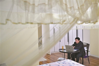 一家三口為了互不干擾，周池平獨自躲在房間，為學生上網課。