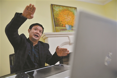 周池平化身為網絡主播，在電腦前上高一物理課。