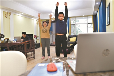 每天下午4點20到5點是居家鍛煉時間，體育老師會在線給學生上體育課。