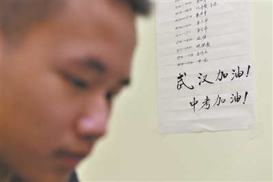 周育卓今年初三，在家里的作息跟學校的幾乎相同。