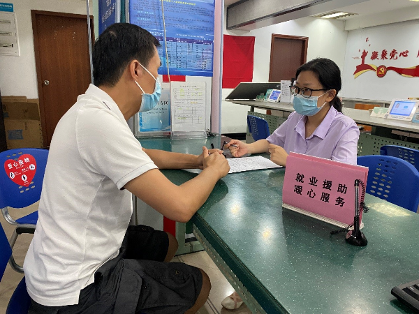 越秀區(qū)大東街工作人員為援助對(duì)象進(jìn)行“一對(duì)一”就業(yè)服務(wù).jpg
