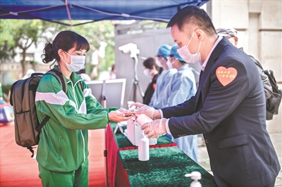 14日，越秀區二沙島育才學校為復課舉行應急演練活動。