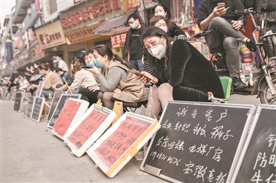 隨著疫情好轉,康樂村招工的制衣作坊多了起來。 隨著疫情好轉,康樂村招工的制衣作坊多了起來。