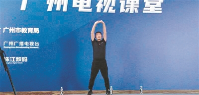 七中老師張濤在錄制網課。