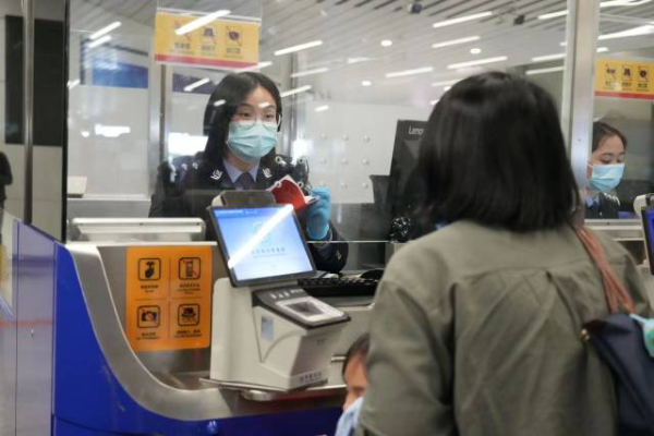 民警核查證件。