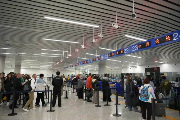 旅客有序排隊。