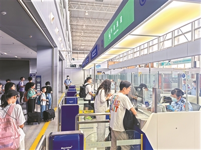 南沙客運港客流同比增六成 暑假以來出入境突破2萬人次