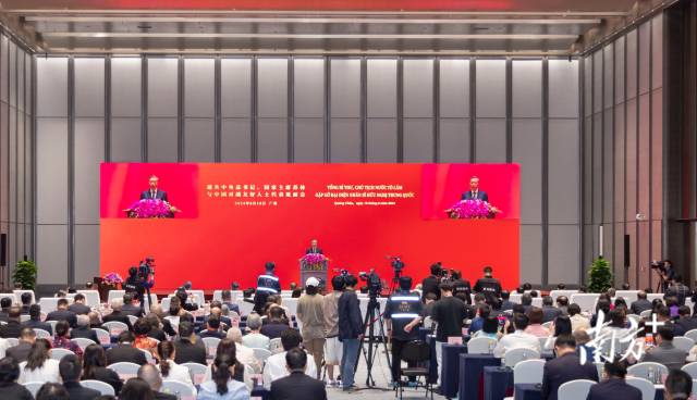 △8月18日,蘇林在廣州與中國(guó)對(duì)越友好人士代表見(jiàn)面。