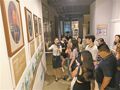 中外記者走進十三行博物館