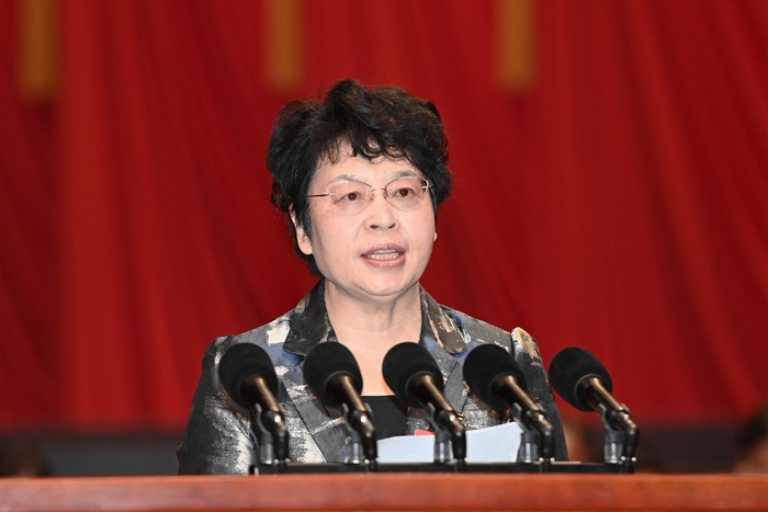 張雅潔宣讀《關(guān)于表揚(yáng)政協(xié)第十四屆廣州市委員會(huì)第三次會(huì)議以來優(yōu)秀提案、先進(jìn)承辦單位和個(gè)人的通報(bào)》和《關(guān)于表揚(yáng)2024年度履職優(yōu)秀市政協(xié)委員的通報(bào)》