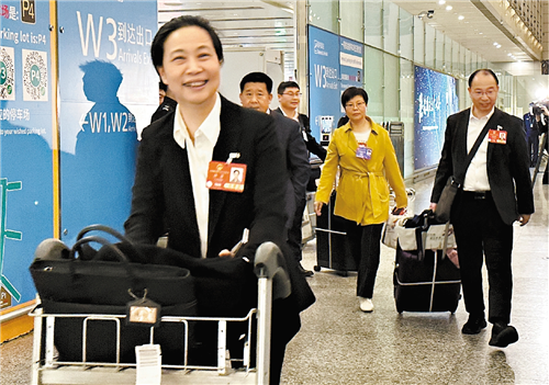 廣東代表團(tuán)圓滿完成大會(huì)各項(xiàng)議程后馬不停蹄返穗